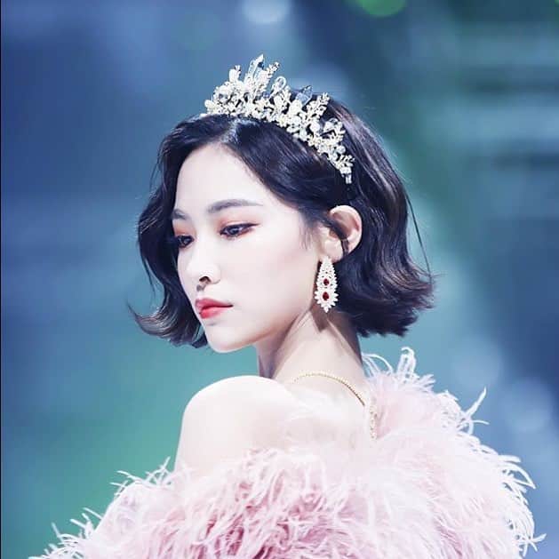 シュー・ジャーチー（Xu Jiaqi）のインスタグラム：「Q is for Queen! Jia Qi #xujiaqi #snh48 #stunning #tiara #beautiful #stage #elegant @hellokiki77」