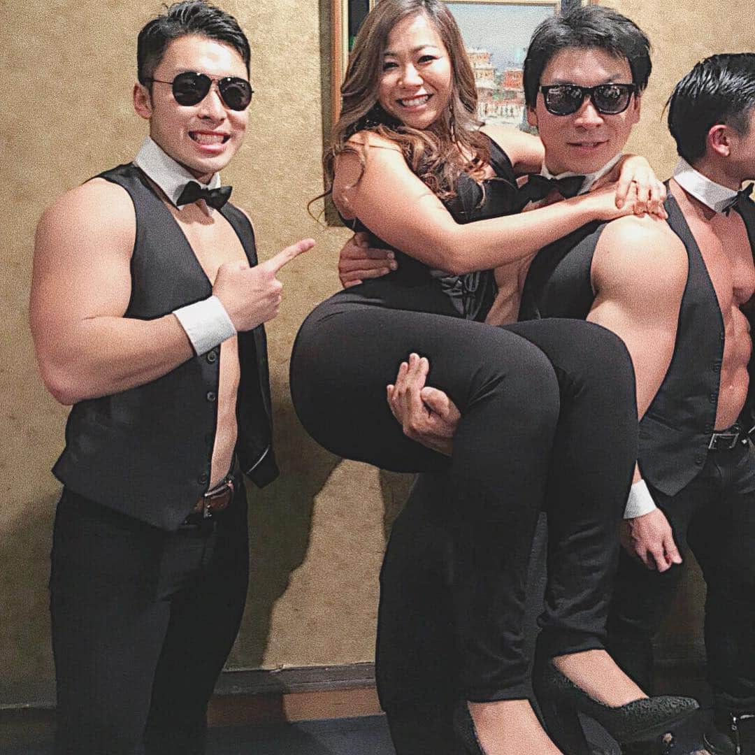 古渡奈々子のインスタグラム：「人生で初めてのお姫様だっこ👸 . ではないけど、マッチョに抱っこされたのは初めてでした。 ありがとうございます🙏 しらぴょんさん&ちかさんの結婚式は本当にほっこり、爆笑ととても素敵な会でした✨  手元に主役との写真がない← #腕が太いけどそれ以上に顔が #顔が破裂寸前 #ムチムチのパンパンでやばい #りゅうたろうさんにアップで撮られてた #そろそろ減量するんだもんね #もうデブとは言わせない #腹筋 #腹筋女子 #ダイエット #筋トレ #筋トレ女子 #筋肉女子 #fitness #フィットネス #バルクアップ #ワークアウト #workout #bootyfordays #桃尻 #くびれ #美尻 #bootybuilding  #fitnessmodel #fitnessbikini #ベストボディジャパン #summerstyleaward  #サマースタイルアワード  #tokyo #japan #instagood」