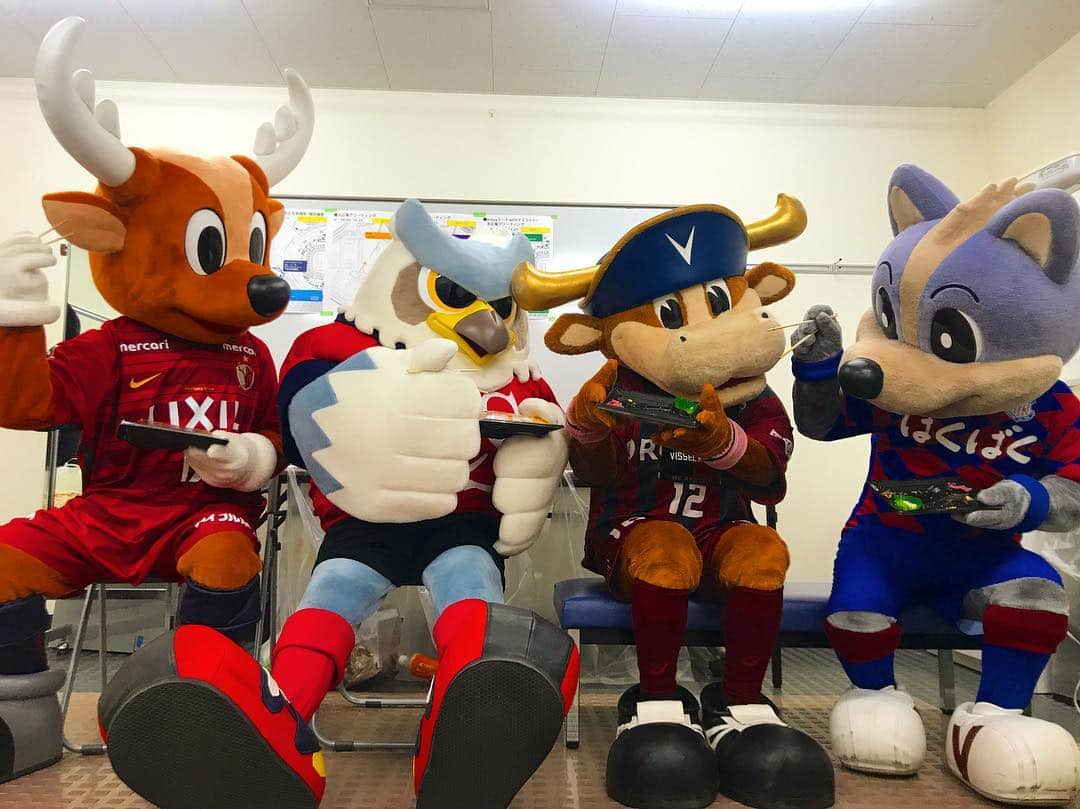 ドーレくんのインスタグラム：「FUJI XEROX SUPER CUP マスコット控え室にて🦉  #北海道コンサドーレ札幌  #ドーレくん #鹿島アントラーズ #しかお #ヴィッセル神戸 #モーヴィ #ヴァンフォーレ甲府 ＃ヴァンくん #おひるごはん #お弁当」