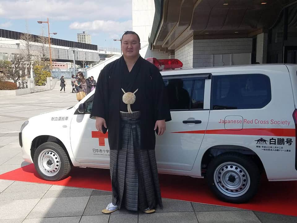 白鵬翔のインスタグラム：「三年ぶりに血液運搬車を贈る事と東日本大震災の募金活動をしました」