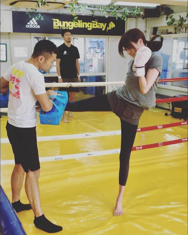 比嘉愛未さんのインスタグラム写真 - (比嘉愛未Instagram)「kick kick kick🥊💨💨 #workout #キックボクシング #3年目」2月12日 13時44分 - higa_manami