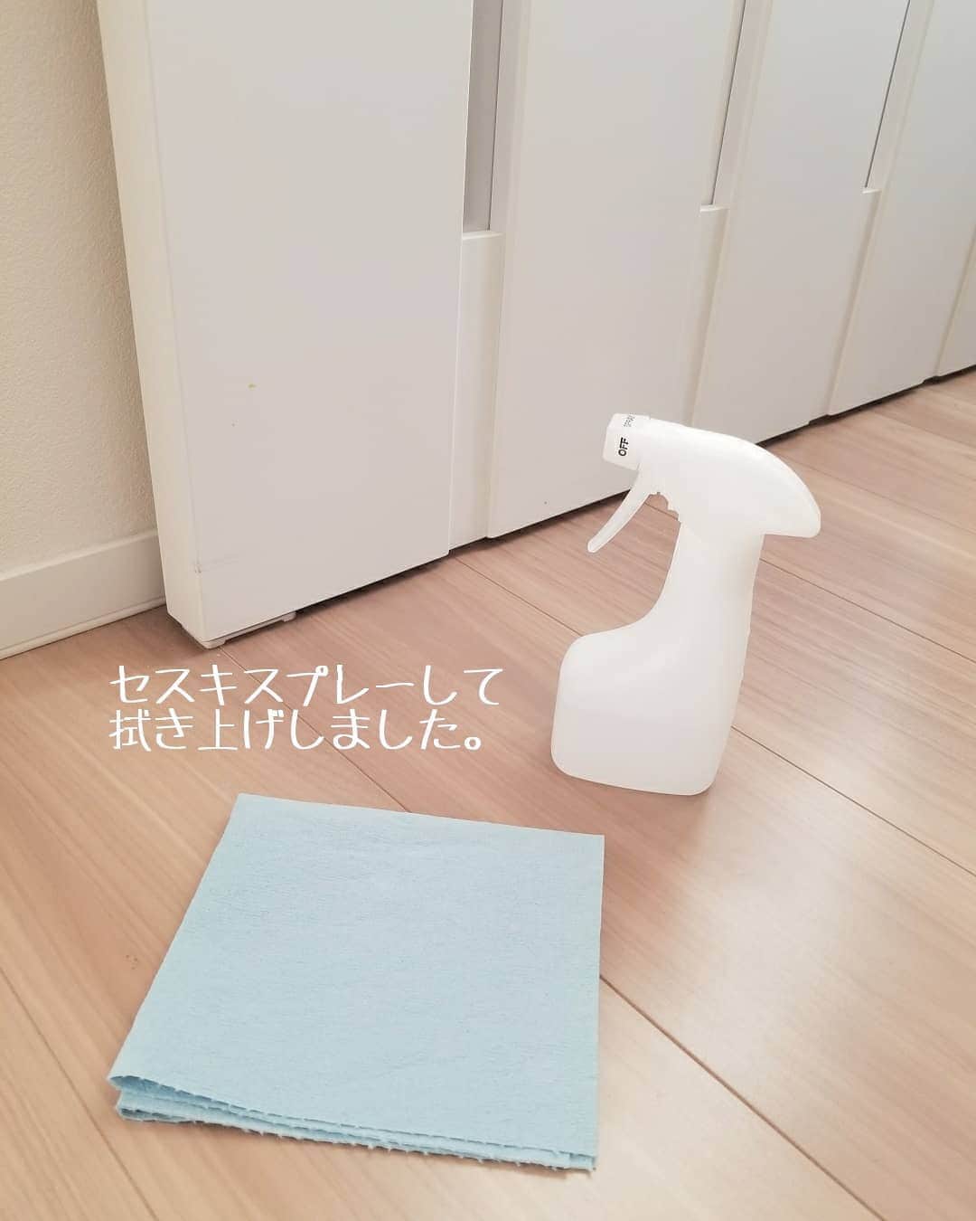 koyukkuma 一条工務店さんのインスタグラム写真 - (koyukkuma 一条工務店Instagram)「• • 壁と一体化するので広く見える白の建具。 • 我が家のスリットスライダーとシューズウォールは白ですが、手垢と手形ですぐに汚れます⚠ • でもこの汚れはセスキスプレーして拭き上げれば簡単に取れます🙆 • スリットスライダーの隙間のホコリをハンディモッブで取ってたら、巾木のホコリも気になってきて、ついでついで…であちこちキレイになりました💓 • • 汚れが目立たない色を選ぶのもいいと思うけど、汚れが見えやすい色にすると嫌でもまめに掃除するようになるのでキレイを維持できて結果いいのかもです！ • #一条工務店 #アイスマート #ismart #マイホーム #おうち #インテリア #シンプルインテリア #ナチュラルモダン #リビング #吹き抜け #ニトリ #ソファー #無印 #無印良品 #セスキ #コストコ #ショップタオル #ハンディモップ #玄関 #スリットスライダー #シューズウォール #掃除 #暮らし #日々 #丁寧な暮らし #すっきり暮らす #シンプルライフ」2月12日 16時29分 - kumasan_ismart
