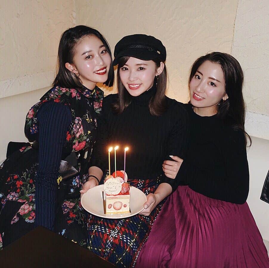 藤川沙弥のインスタグラム：「大好きな安里と朝香がお誕生日会 してくれましたっ🎉😘🤭💋 美味すぎたお鮨dinner🍣に🎁や カナさんのサプライズも🎂😍 楽しくて幸せな時間🤤💖 ありがとうっ😣💋love!! . . . #mybd#bd#happy#love #thankyou#bff#myfriends #20180123#お誕生日 #幸せ#ありがとう#だいすき♡ #셀카#셀피#셀스타그램#친스타그램」