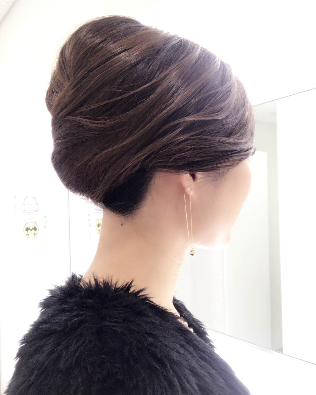 近藤英恵さんのインスタグラム写真 - (近藤英恵Instagram)「イタリアンゴールドに合わせたブラック衣装と夜会巻きのきろく。 #お仕事#生放送#ショップチャンネル#イタリアンゴールド#衣装#夜会巻き#hairstyle#hairset#hairmake#近藤英恵#髪型」2月13日 3時35分 - hanachan93