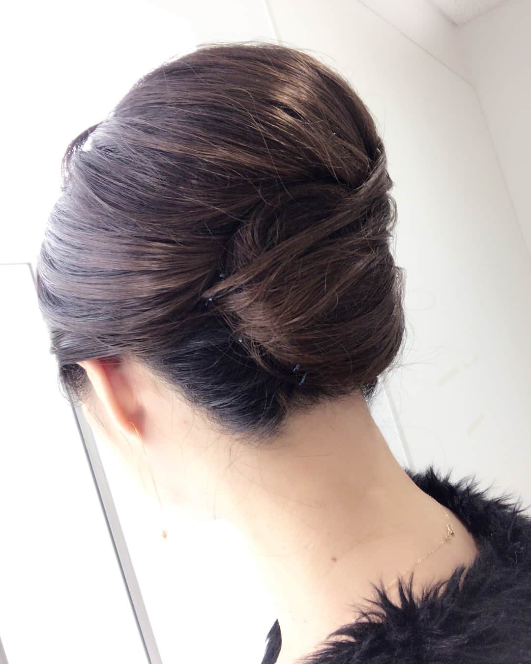 近藤英恵さんのインスタグラム写真 - (近藤英恵Instagram)「イタリアンゴールドに合わせたブラック衣装と夜会巻きのきろく。 #お仕事#生放送#ショップチャンネル#イタリアンゴールド#衣装#夜会巻き#hairstyle#hairset#hairmake#近藤英恵#髪型」2月13日 3時35分 - hanachan93