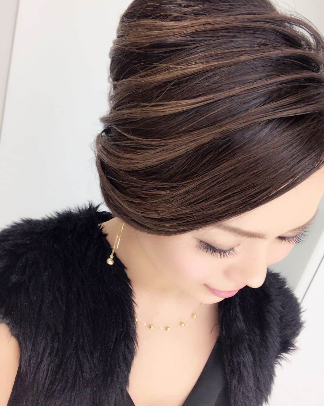 近藤英恵さんのインスタグラム写真 - (近藤英恵Instagram)「イタリアンゴールドに合わせたブラック衣装と夜会巻きのきろく。 #お仕事#生放送#ショップチャンネル#イタリアンゴールド#衣装#夜会巻き#hairstyle#hairset#hairmake#近藤英恵#髪型」2月13日 3時35分 - hanachan93