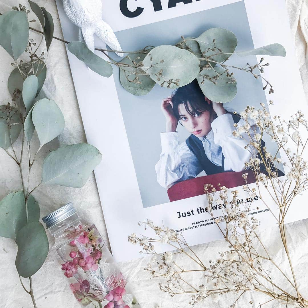 涼さんのインスタグラム写真 - (涼Instagram)「雑誌CYANの中条あやみさんがめちゃめちゃ正義でした。 ハーバリウム制作もテーブルフォトもめちゃ楽しかった😌 . #しゃしんのわ . #layout #flatlays #flatlaystyle #flatlaylove #おきがくらぶ #置き画くら部 #置き画 #置き画倶楽部 #写真好きな人と繋がりたい #iPhone写真 #暮らしを楽しむ #暮らしの記録 #暮らしの手帖 #cocoronedays #cyan #cyanmagazine #中条あやみ #ハーバリウム」2月12日 20時06分 - ryopg8_daily