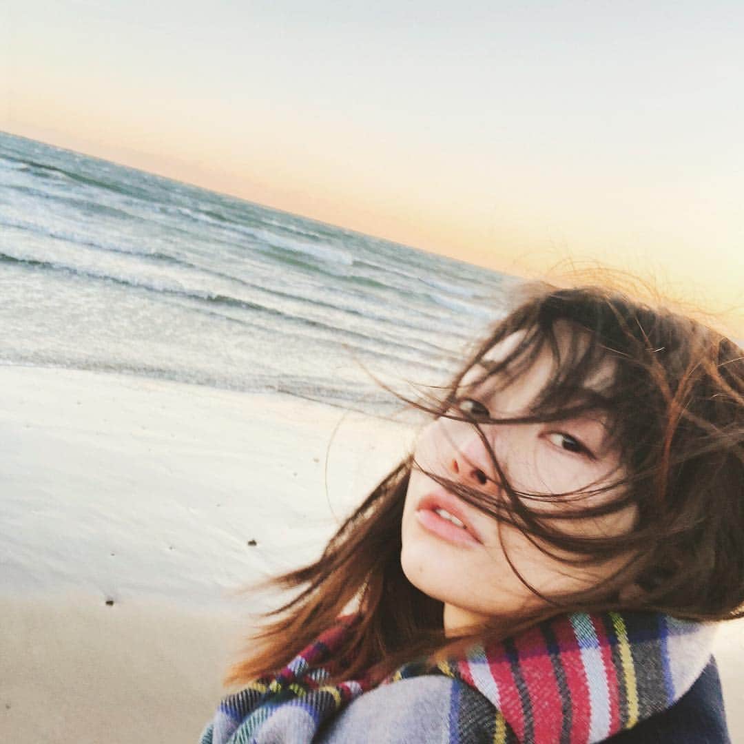 佐々木あさひのインスタグラム：「隣でくっつき合ってるカップルに「私も入れてください」と思わず言いたいくらいの寒さでしたが、冬の海が好き🌊 暖は500mlのあったかいお茶と94円の軍手でしのぎました。何も考えずに出てきたから日没ギリギリだったけど、無計画をとびきり楽しみたいそんな日。」