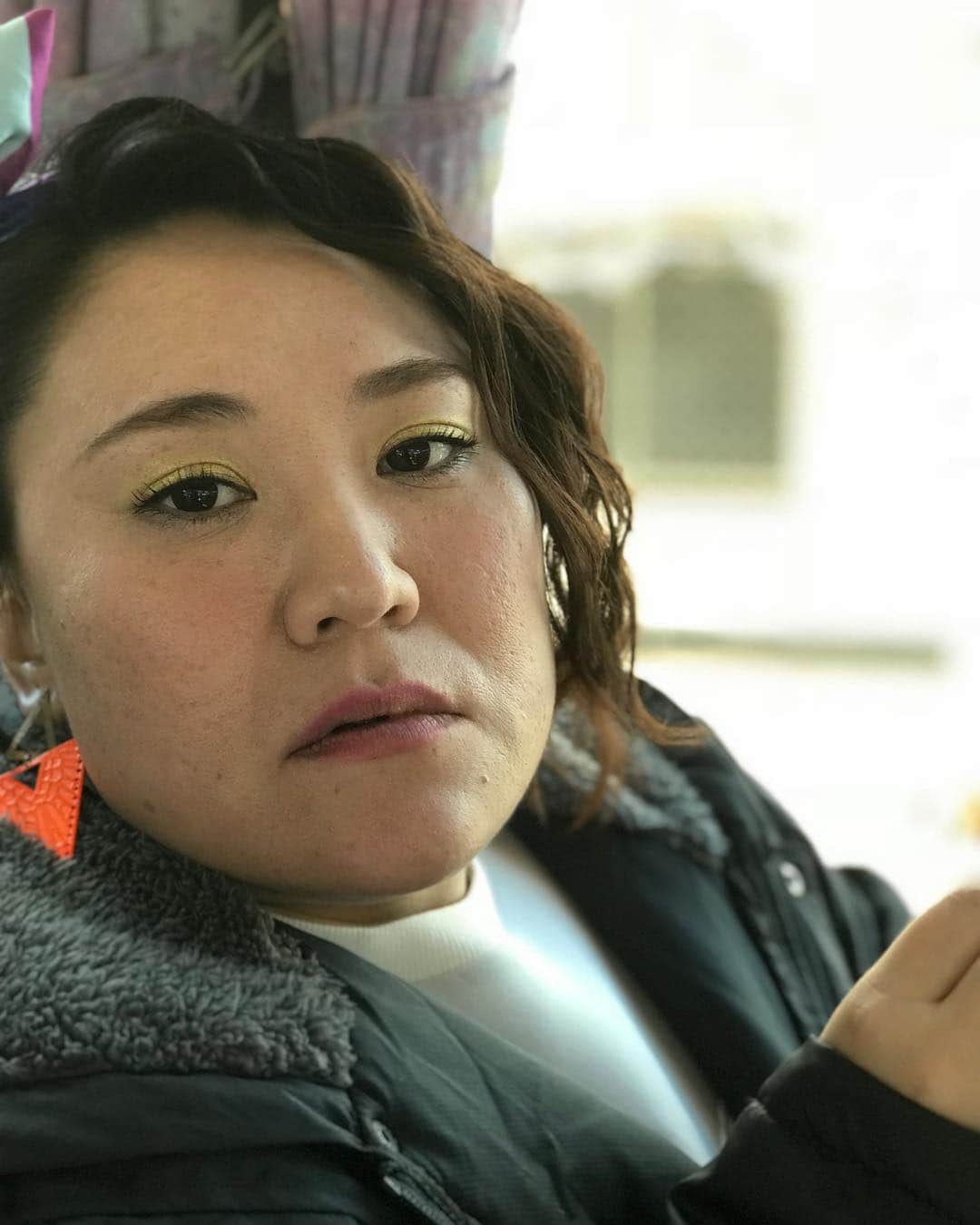 川島明のインスタグラム：「バービーちゃん  #質屋の出した査定額に全く納得していない主婦 #斧を使い片乳を放り出して戦うタイプの女戦士 #芸能ニュースでたまに話題にあがる洗脳占い師 #新幹線でお弁当食べてるとやたら見てくる隣の乗客 #あんた何やらかしたんだいと新入りに聞く刑期の長い女囚 #懐かしさに酒が進み同窓会で何かに火がついた様子の主婦 #実はオレンジのピアスが弱点のアクションゲームの中ボス #バスツアーでさんざんトイレ行きたいと喚いていたのにしばらくしたら黙ってこの表情 #みんなで買った宝くじをワイワイしながら当選番号調べてたら急に全部ハズレだったし急用思い出したから帰ると言い出してこの表情 #本名は笹森花菜というラノベのヒロインのような名前 #いるだけで場が明るくなる愛され芸人」