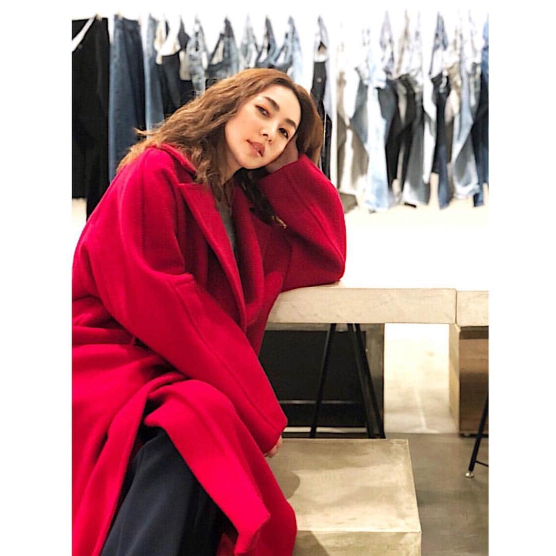 霧島れいかのインスタグラム：「@lachement_official の こちらのコートをオーダーしました✨ デザインも質も完璧！なんといってもこの素敵な赤！ この真っ赤なコートを着れるのが 今から本当に楽しみ♡  #coat#red#fashion#photography #myfavorite#lachement#2018aw」