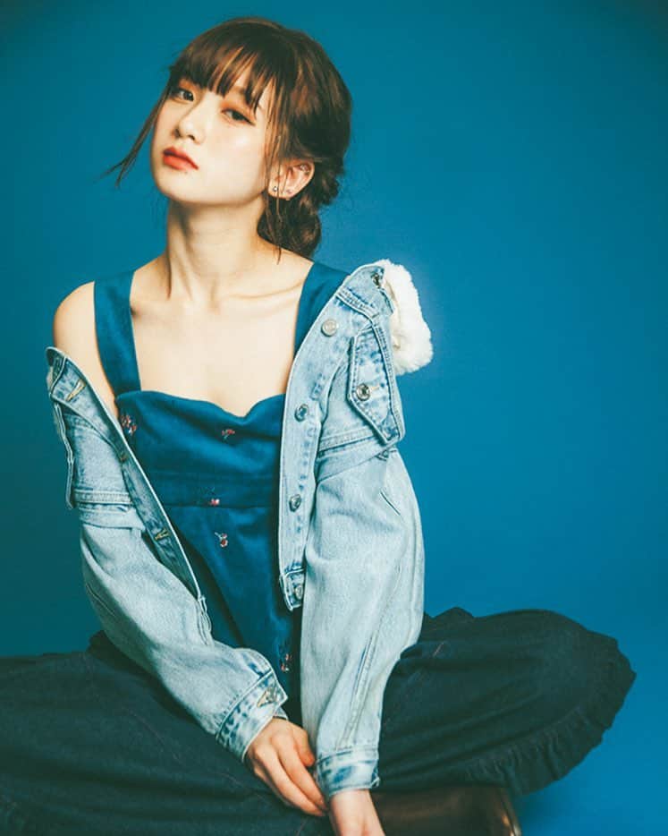 金子理江のインスタグラム：「bis発売中っすよ」