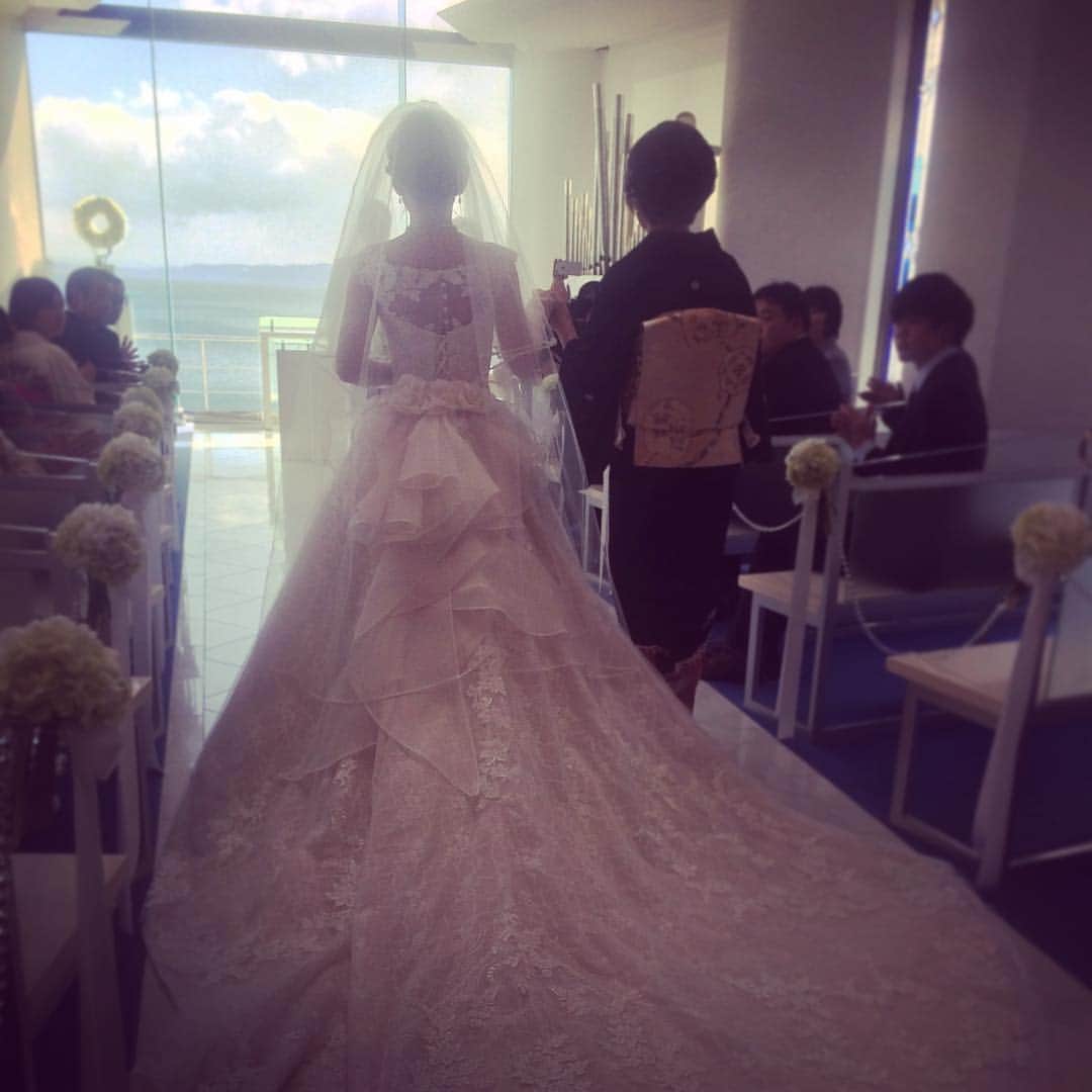 別府湾ロイヤルホテル(ブライダル)【大分】【結婚式】のインスタグラム：「#思い出 と共に #母 と歩く #バージンロード  #ホテルアンドリゾーツ別府湾 #BEPPUWAN #別府湾ロイヤルホテル #海の上のチャペル #ウエディング #wedding #ブライダル #Bridal #結婚式 #プレ花嫁 #プレ花嫁さんと繋がりたい #レースドレス #💍」