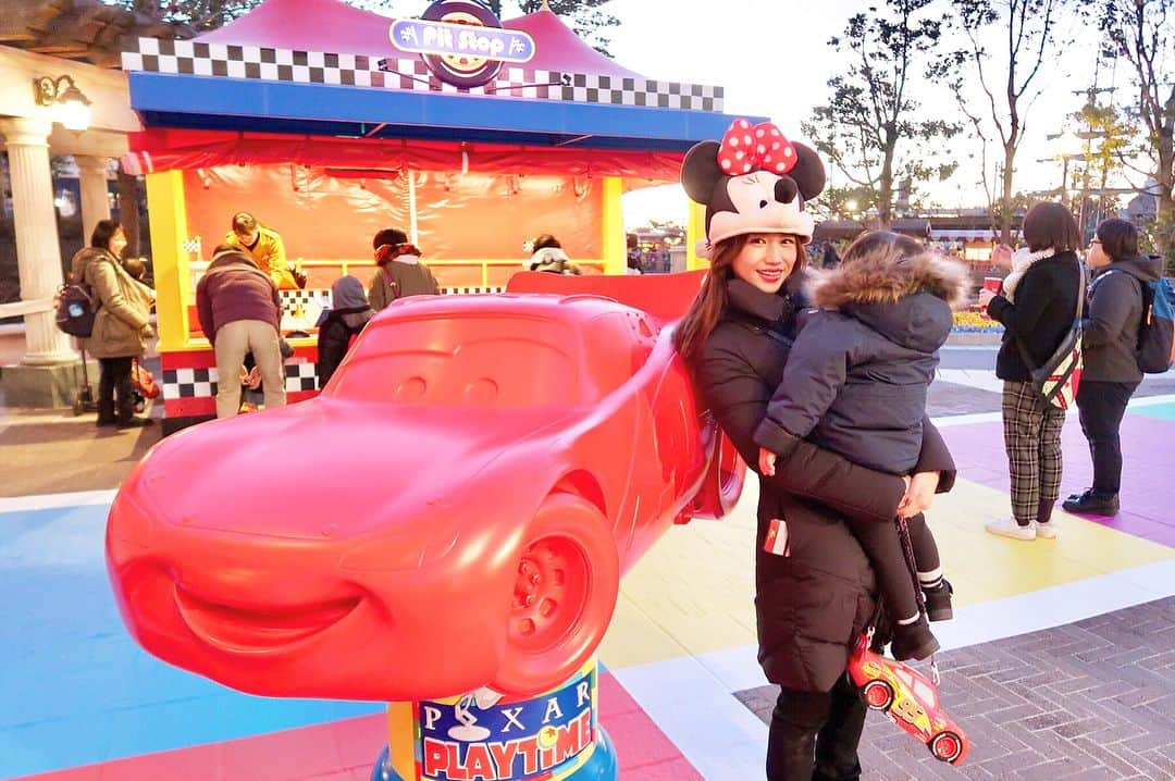 平有紀子さんのインスタグラム写真 - (平有紀子Instagram)「ピクサーイベントがやってるとお友達に教えてもらって今日はディズニーシーへ行ってきました🖤❤️ . お目当ては息子が大好きなカーズ🚘 . マックィーンがエリア内をドライブするライトニングマックィーン・ヴィクトリー・ラップでは実際に道を通ってる姿を見ることができてつい私まで興奮しちゃった✨ . ポップコーンケースや風船もマックィーンのものが買えて息子も大満足🎈🍿 . 2月のディズニーは寒すぎて体の芯から冷えちゃうけどやっぱり夢の国はいいな〜！ . そうそう、このド派手帽子強風でも髪がなびかないし温かいし意外に買って良かった❤️笑 . . #東京ディズニーシー #ディズニーシー #ピクサープレイタイム #ライトニングマックィーンヴィクトリーラップ #ライトニングマックィーン #カーズ #tokyodisneysea #disneysea」2月12日 22時17分 - yukikotaira