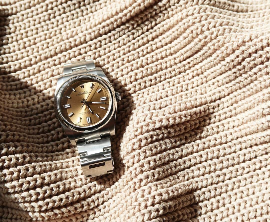 のインスタグラム：「大人の階段のぼったキブン⌚️👑 * 結婚記念日に主人からプレゼントしてもらったROLEX。 娘が生まれてから時計を付けなくなってたけど、子供が2人になり時間を見ることが多くなりまた時計が欲しいなと思い始めてた☺︎ * なんだか昔からROLEXは大人になってから欲しいなと思ってていつの間にか34歳のまぁまぁいい大人にw * 息子も生まれて気分的にかっこよく付けたくてシンプルなメンズサイズを♡ * ツヤ消しタイプもお気に入り。 * 大切に時を刻んでいきます🙏🏻ありがとう😊 * #ROLEX #weddinganniversary #結婚5周年」