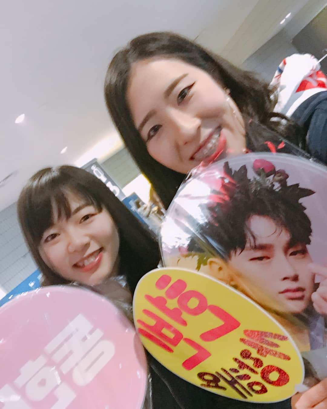 丸元美緒さんのインスタグラム写真 - (丸元美緒Instagram)「JBJに会ってきた〜❤️❤️❤️ 近かったしハイタッチ当たったし直接「１位おめでとう！」って言えたしヒョンビンはやっぱりイケメンだし、ノテはかわいすぎたし、健太くんは천사やし、タンギュニはココナッチュやし、ヨングクはもはや猫やし、ドンハンは…ドンハンはハイタッチの1番最初であまりのかっこよさに他のメンバーの記憶が………ぶっ飛びました🤦‍♀️❤️❤️❤️ なっちゃんと掛け声の練習したから完璧やった😋✨ 感想が止まらないからこの辺にしときます✋ マスターさんのスローガンとかうちわもゲットしたし韓国料理食べたし最高の1日でした🤤💕 なっちゃんありがとう、また行こうね！！ 次はゴルチャかな！！？😆✨ #JBJ #横アリ #ボーイズバレンタイン #🍓😑😲🕺😬🔥 #권현빈  #김용국  #김동한  #노태현  #김상균  #켄타」2月12日 22時08分 - bymiomato