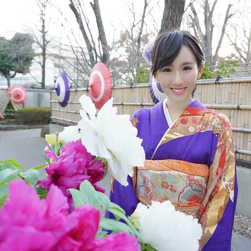 のインスタグラム：「It's peony season 🌸 . 三連休の間に、また牡丹を見に行こうと思っていたのに🌻 けっきょく引きこもってお料理してただけ😂 もっとアクティブになりたいな☺️ . この日は着付けに反省点が😱 勉強の日々です✨ . #着物 #振袖 #着物生活 #着物女子 #牡丹園 #上野東照宮 #上野 #着付け #見頃 #旬 #kimono #japan #麻里衣きもの」