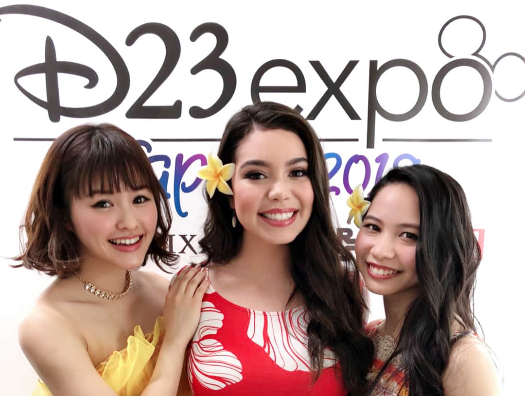 昆夏美さんのインスタグラム写真 - (昆夏美Instagram)「. 『D23 Expo Japan 2018』 “ディズニー吹き替えの秘密” 2公演にサプライズで 出演させていただきました。 ありがとうございました。 やっぱりディズニーの世界が大好きです。 . ディズニーキャラクターボイス インターナショナル責任者のリックさん 『モアナ』モアナ役のアウリィちゃん 日本語吹き替え版モアナ役の屋比久知奈ちゃんと記念に♡ アウリィちゃんに 「お花かわいいね」って話したら 「ちょっと待ってて！」と言って 自分のキャリーケースから色々出して なんと1つくれた😭💓 ありがとうー！！！！ . リックともたくさんお話しできたし 屋比久ちゃんはいつ会っても可愛いなー♡ . #d23 #d23expojapan2018  #rickdempsey #auliicravalho #屋比久知奈 #昆夏美」2月12日 23時33分 - konnatsumi