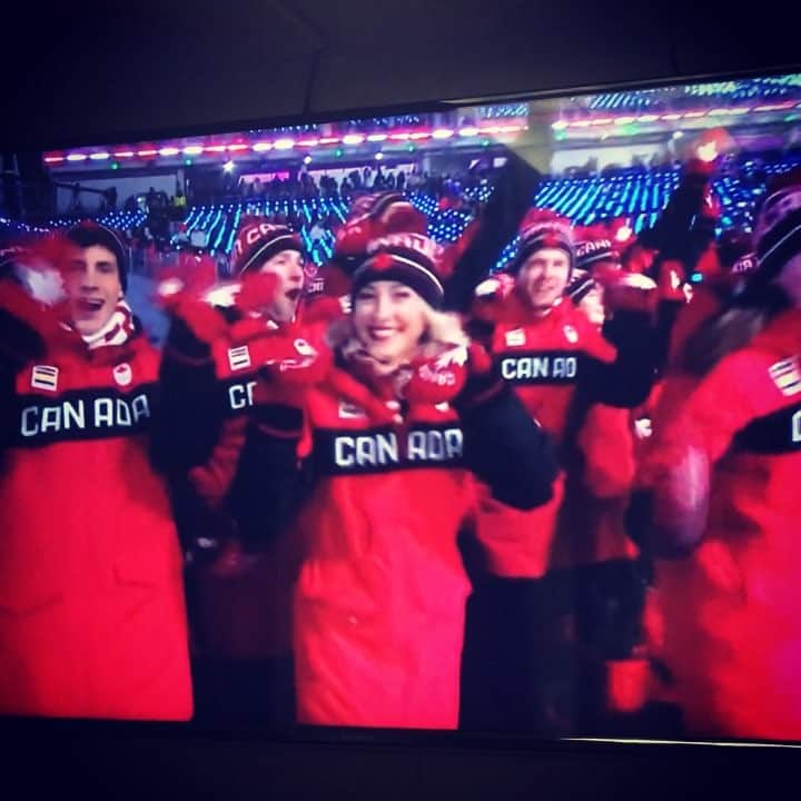 アレクシ・ギレスのインスタグラム：「Can’t wait to cheer these two on in Korea in a week!!! 🙌👏🙏❤️🇨🇦⛸🎉✨• • @pipergilles @pauldpoirier • #openingceremony #canada #teamcanada #figureskating #iceskating #skating #skaters #sister #twin #family #love #excited #olympics #pyeongchang2018 #korea #smile #grateful #blessed #dreambig」