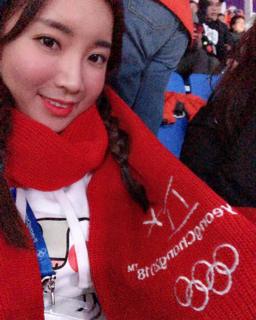 イ・ボミさんのインスタグラム写真 - (イ・ボミInstagram)「- 내일은 #컬링 보러 갑니다🥌❤️ #pyeongchang2018 #2018평창」2月13日 0時09分 - bomee.lee