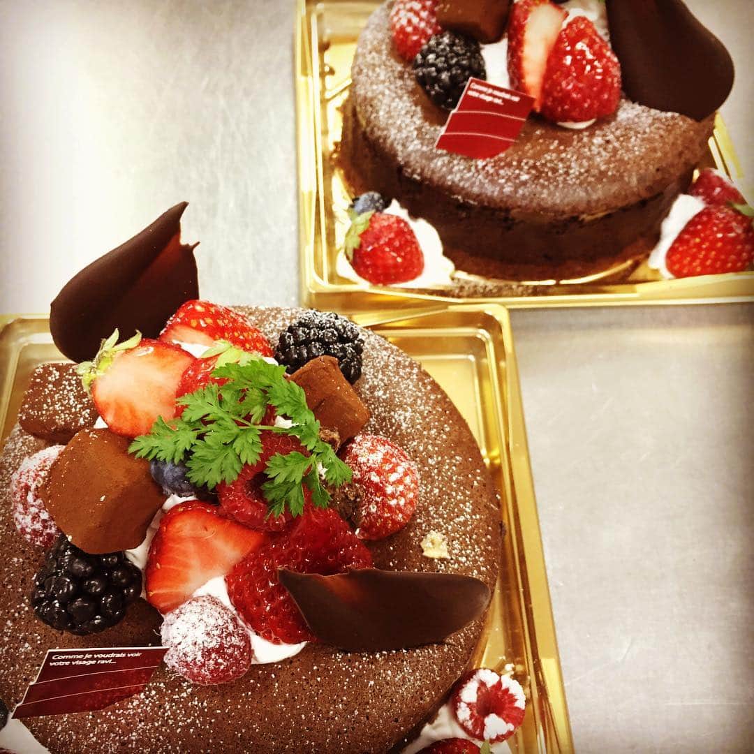 ケーキ&カフェ 海風堂のインスタグラム：「バレンタイン限定💛 ショコラ4号サイズを数量限定で販売中です！生チョコレートもデコレーションしました😊✨ #バレンタイン  #ガトーショコラ #市川 #お菓子 #デコレーションケーキ」