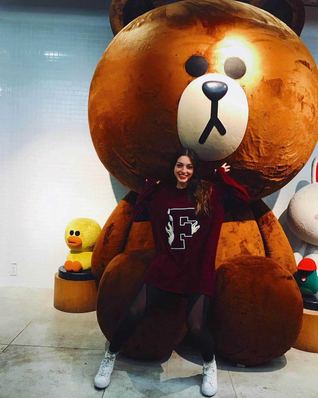 セリーヌ・ファラクさんのインスタグラム写真 - (セリーヌ・ファラクInstagram)「This is the biggest teddy bear I've ever seen 😜! #Japan #LineFriends」2月13日 12時59分 - celinefarach