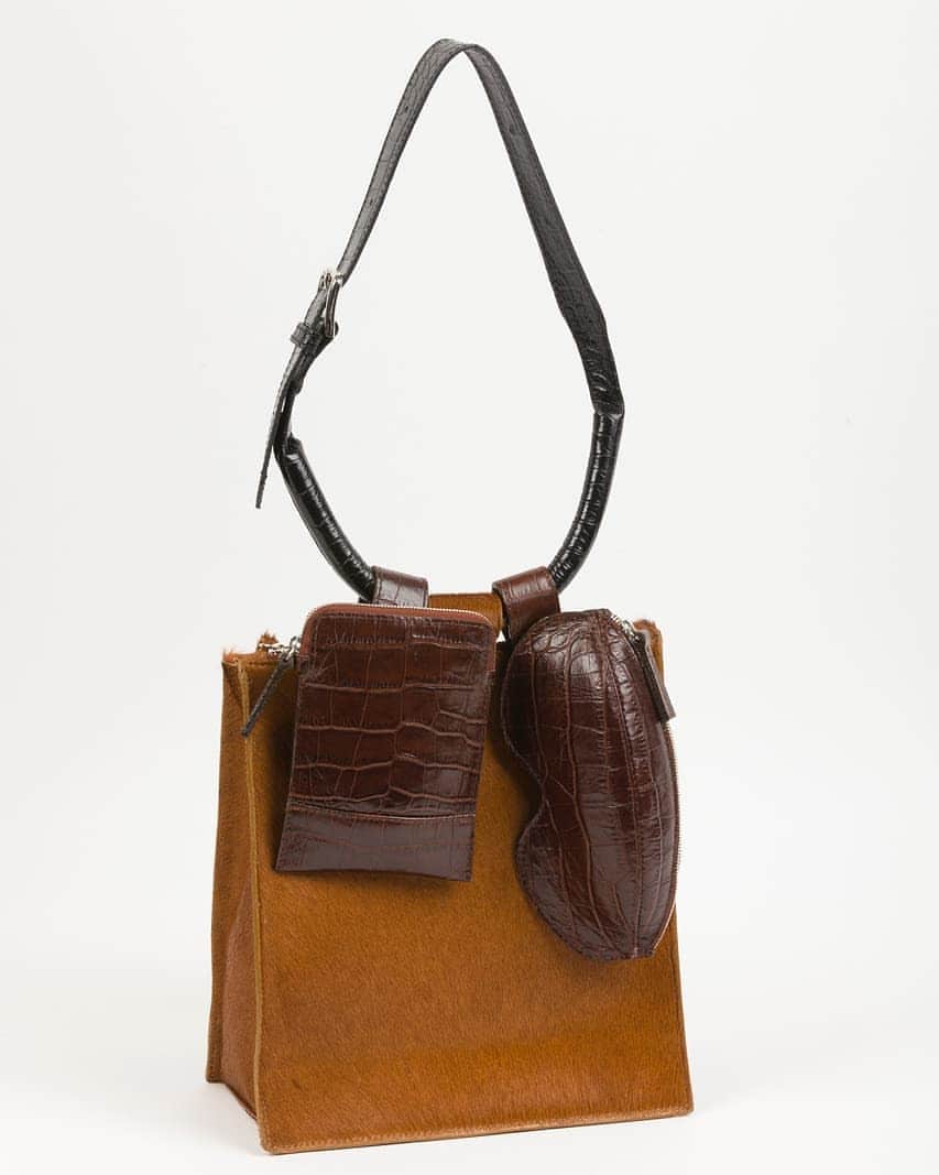 ジョン リベのインスタグラム：「chic for the winter #johnribbe #chic #croco #handbag #style #fashion #design #horsy #leatherbag #shoulderbag #charms」