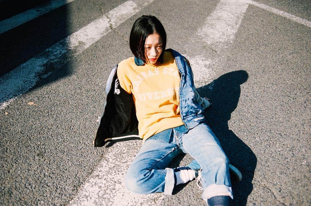 花盛友里のインスタグラム：「ものすんごくヴィンテージデニムが買いに行きたくなった日。 奥田民生とかパフィーが履いてたみたいなやーつー！ . . Shooting for @andpeace . . #girl #japan #japanese #vintage #90s」