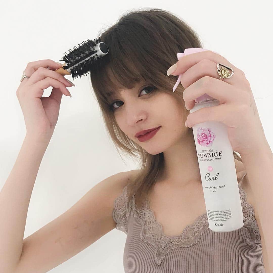 瑛茉ジャスミンさんのインスタグラム写真 - (瑛茉ジャスミンInstagram)「今日の撮影でもFUWARIEを使ったよ💋💋💋 前髪にカール用🦋💙 FUWARIEのインスタアカウントが開設されてヘアアレンジ動画も紹介してるから参考にしてみてね👽🖤 エマもこれから登場しちゃうからフォローしてくれたら嬉しいな❤️ ＠fuwarie_kracie #FUWARIE #フワリエ #いいねされる髪 #180度もこわくない」2月13日 11時17分 - emmajasmine12345_x