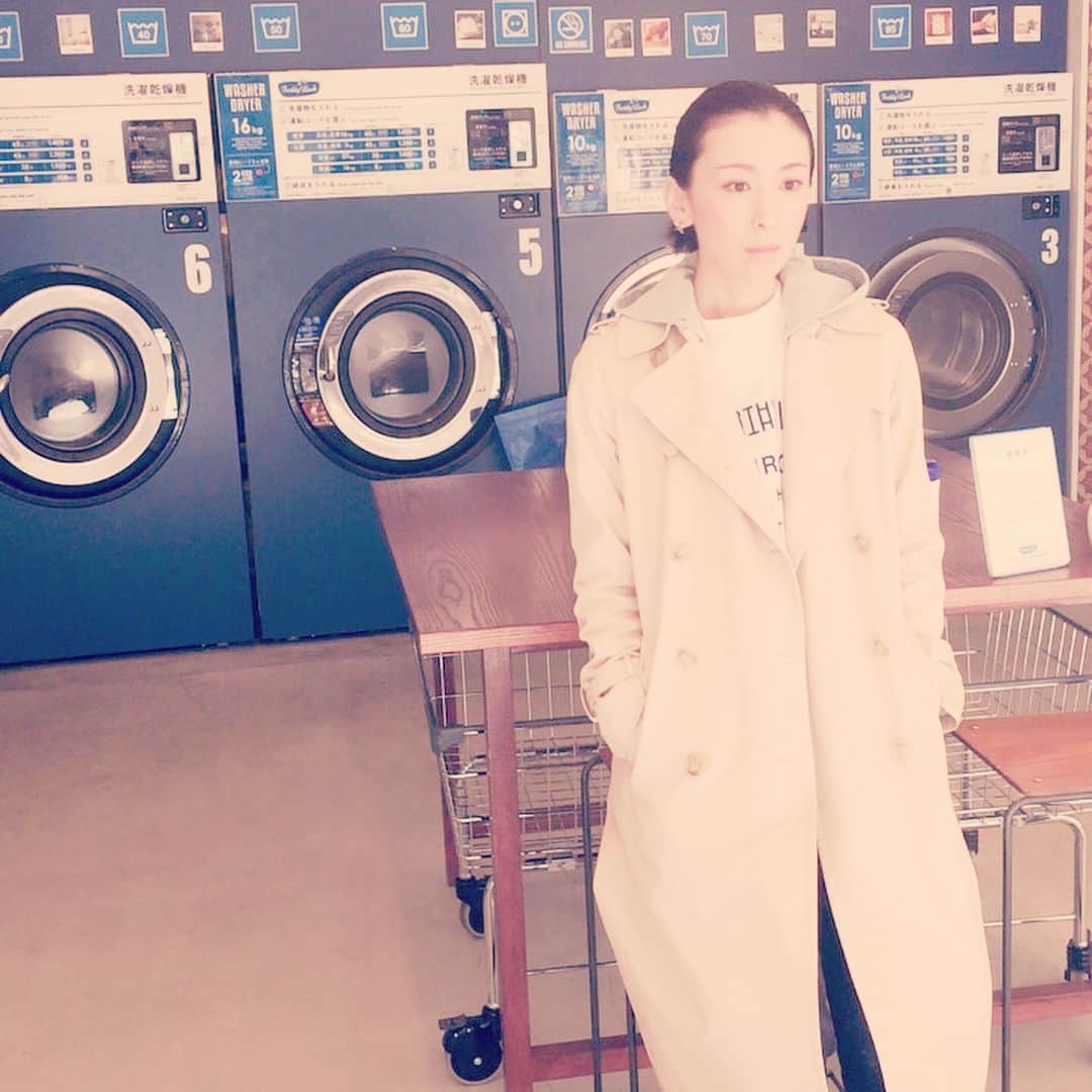 雛形あきこさんのインスタグラム写真 - (雛形あきこInstagram)「洗濯機が壊れましてね #コインランドリー #コーヒー #ゆっくり出来る #カフェみたい」2月13日 12時15分 - akiko_hinagata