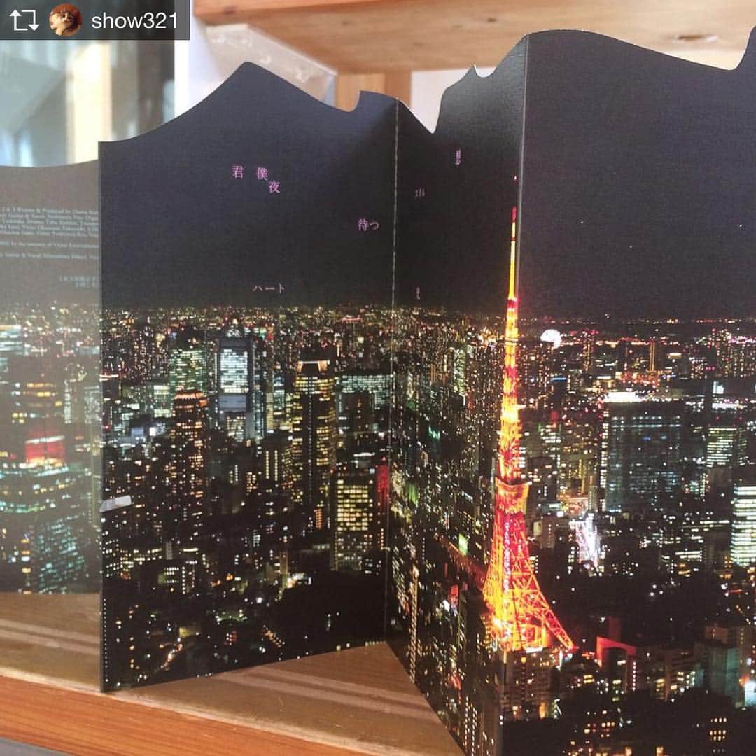 小沢健二のインスタグラム：「Repost from @show321 私は#東京タワー派 です 美しいなぁ！  #アルペジオ（#きっと魔法のトンネルの先）  歌詞は相変わらずの#UVニス 印刷 笑 こんな仕様のシングルCDなんて印刷会社泣かせ…？ いや、この仕事は絶対楽しいでしょ！ 特殊加工、特殊印刷、大好き💕  ちなみに一曲目の歌詞は透明のカードに印刷されていました。  いよいよ今夜チケット🎫発売開始…  #ozkn  #春の空気に虹をかけ」