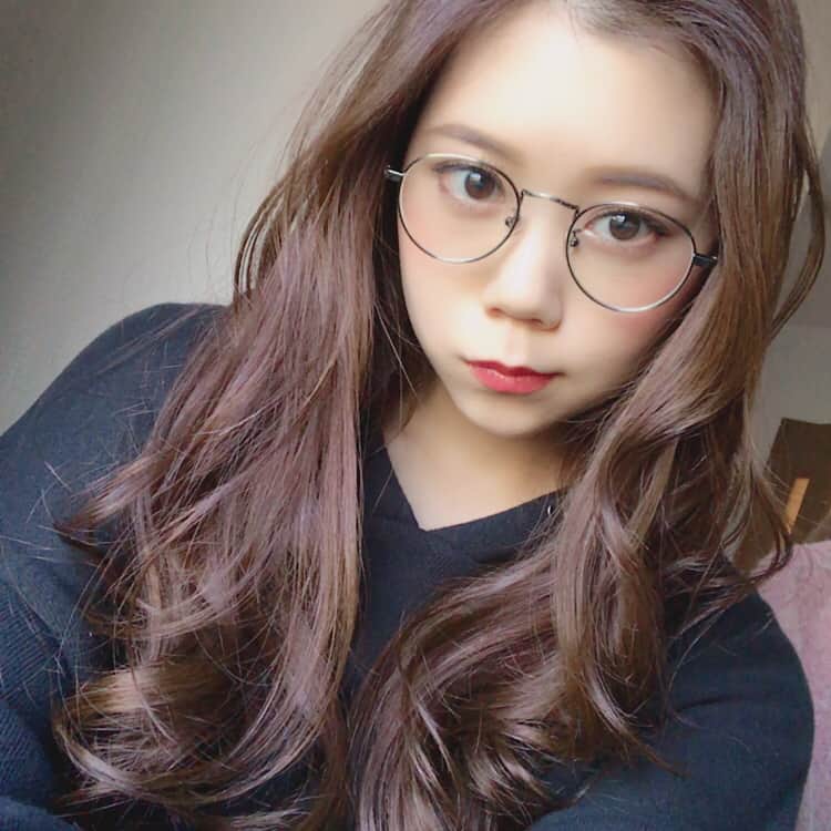 千田麻実のインスタグラム：「👓👓👓💛💛 . .  最近はメガネな日が多め 2年前に買ってたやつ💡💡 .  #伊達メガネ  #もちろん今日も👓  #おやすみなさい」
