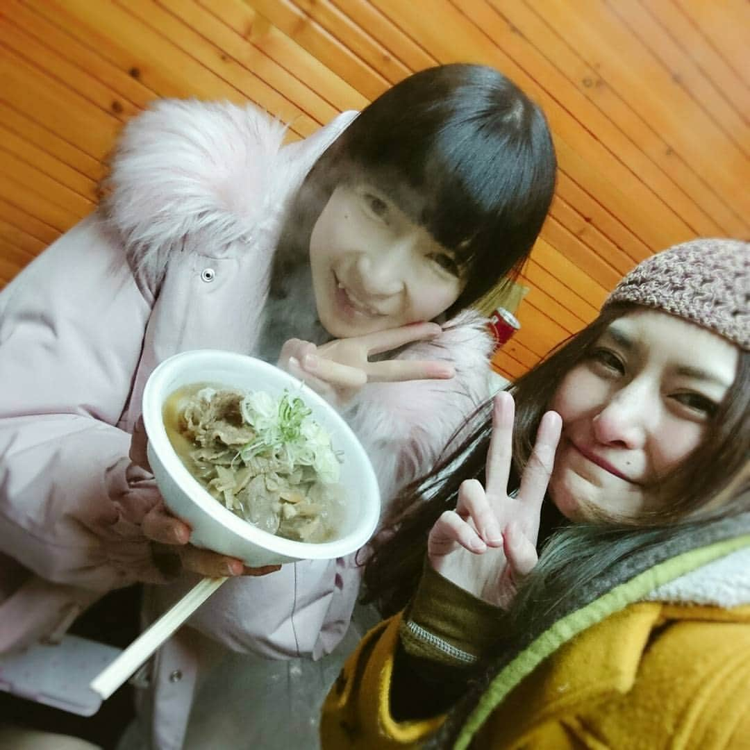 アンジェラ佐藤さんのインスタグラム写真 - (アンジェラ佐藤Instagram)「大盛況で終わったさっぽろ雪まつりの『道産牛肉』ブース。 最終日はもえあずちゃんが来てくれました！忙しいのにありがとね～(´∀｀=) #北海道産牛肉 #103929 #道産牛汁 #もえのあずき #寒いなか生足でご来店笑 #相変わらずニコニコとめんこい顔で食べるのう」2月13日 22時42分 - angela_satou