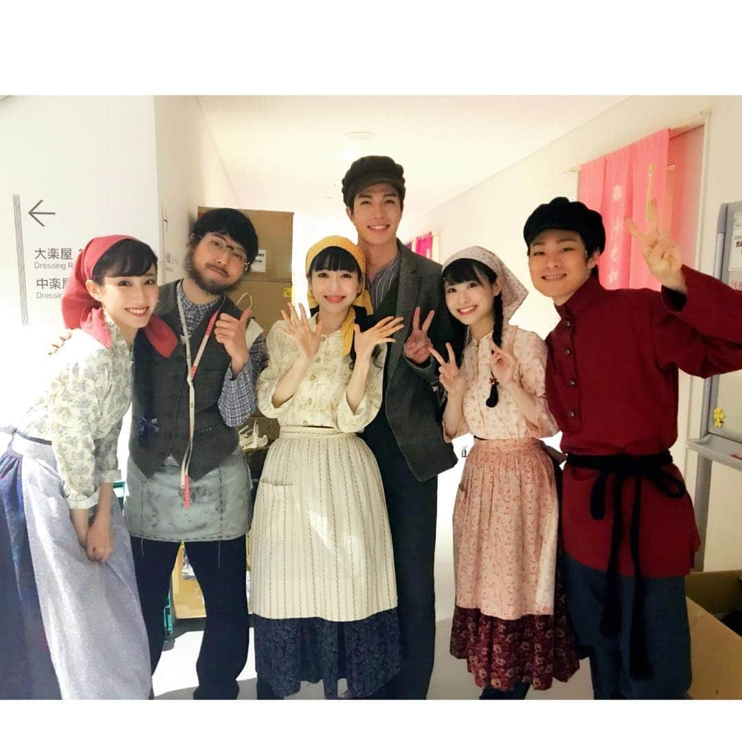 実咲凜音さんのインスタグラム写真 - (実咲凜音Instagram)「. 「屋根の上のヴァイオリン弾き」  埼玉の川越にて 大千穐楽を迎えました(^^) 応援して下さった皆様☺️‼︎ 本当に ありがとうございました。  昨年の12月から始まりましたが お稽古を入れて、 約4ヶ月。 このカンパニーの皆さんに お世話になりました❣️ 宝塚を退団後、 初めてのミュージカル作品となりましたが  お稽古が始まると… そんな気が全くしないくらい 楽しく、目の前にあることが新鮮で✨ 周りの皆様とお芝居できること そして 近くで学べることに 幸せを噛み締めておりました☺️ ツァイテルという役で マッチメイカーを歌えたこと  そして、 偉大なる#市村正親 さんと お芝居をさせて頂けたこと  宝塚の大先輩である #鳳蘭 さんの娘役で 長女なので、一番、母の血を継いだ役  市村さんと鳳さんの 娘でいられた時間は 私の宝物です❣️😢 いつも朗らかなパパとママ。 お世話になりすぎて、、、 ありがとうございますの言葉だけじゃ 足りないくらいです。  初演から、50周年記念ということで この作品の凄さを目の当たりにしました❗️ その歴史のほんの一部にでもなれたこと。 私の誇りです。  最強の三姉妹。 お稽古場から 助けてもらい、楽しませてもらい 感謝です😊 さーや。ふーか。 ありがとう。  りんちゃん、莉緒ちゃん。 普段から本当の妹みたいで可愛かった。  相手役のみゆくん （#入野自由 くん）は 何でも言える仲になるほど😊笑  彼の心のあたたかさ。 彼のモーテルの誠実さ。 みゆくん本人と 役にリンクしていて ステキなモーテルでした(｡･ω･｡) お世話になり、ありがとう。  ヒロくん（#広瀬友祐 ） 神ちゃん（#神田恭平 ）  この2人も お稽古場から 助けてくれて、優しい2人です(^^) 6人の写真。  想い出だ。  ファンの皆様。 劇場に足を運んで下さった皆様。 入り待ち出待ちをして下さった皆様。  この出会いに感謝しています。  これからも もっとお芝居を学び いい女優さんになれるよう 頑張ります。  ステキな出会いをありがとうございました❣️ 千秋楽の カーテンコールの様子は こちら。 https://m.youtube.com/watch?v=gVyEdamMP-E&feature=youtu.be  みりおん。 #屋根の上のヴァイオリン弾き #2018 #無事 #完走 #感謝しかありません」2月13日 14時26分 - misaki_rion