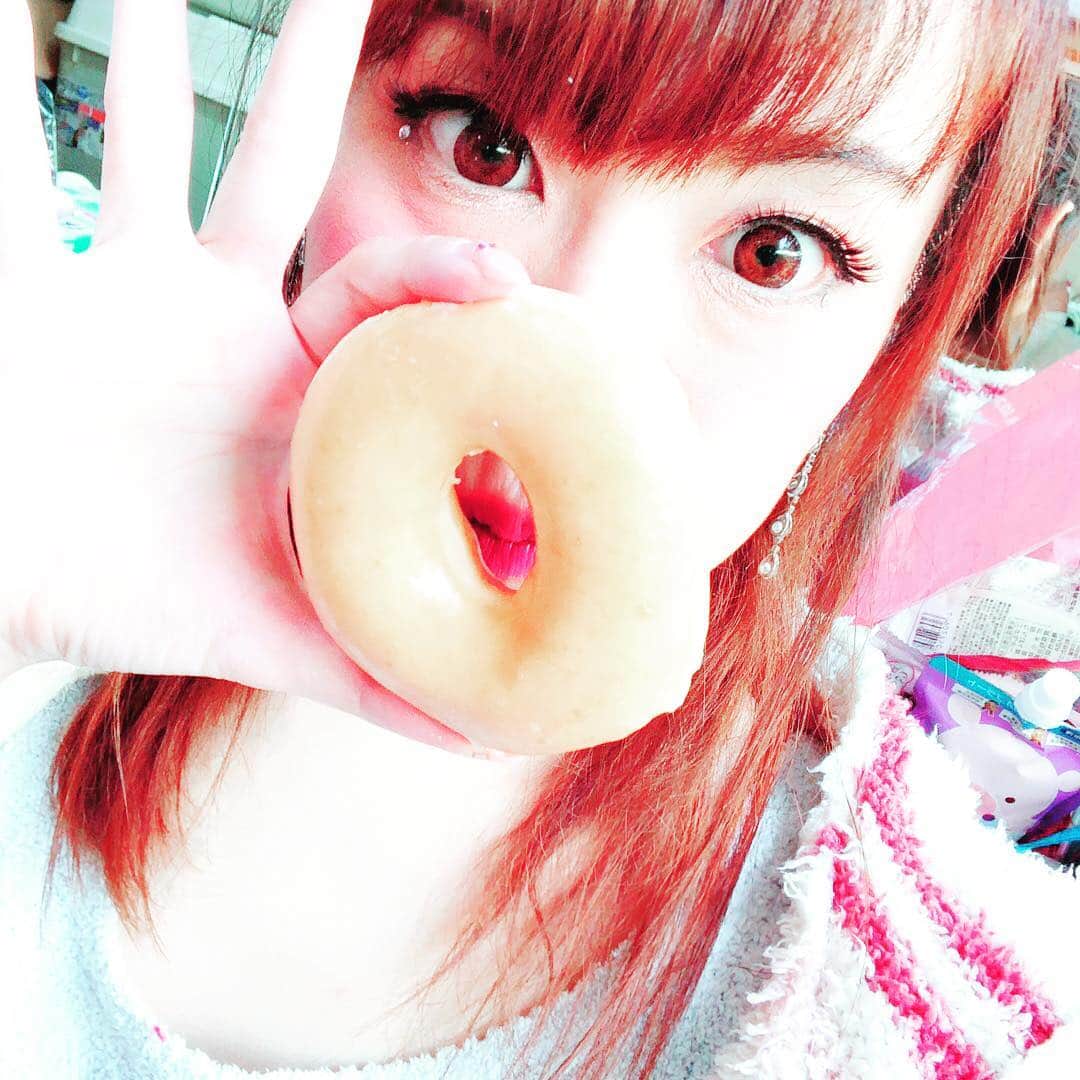 広瀬奈々美のインスタグラム：「3時のおやつでエネルギーチャージ！ #クリスピークリームドーナツ #実は結構好き #1番はシンプルなやつ #定番好き」