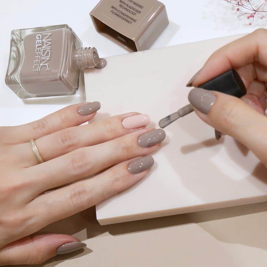 NAILS INCさんのインスタグラム写真 - (NAILS INCInstagram)「. ジェルネイルのような輝きと、つややかな質感を実現できるカラーコレクション　”ジェルエフェクト” 何度も塗り重ねることなく一塗りで見たままの発色に。 . □GEL EFFECT / Alfred Place □GEL EFFECT / Mayfair (薬指) 各 ¥2,800+TAX . #nailsinc#polish #manicure  #geleffect #newcollection  #fashionnailed #theinceffect  #ネイルズインク#ネイルポリッシュ  #マニキュア #ジェルエフェクト」2月13日 16時36分 - nailsinc.jp