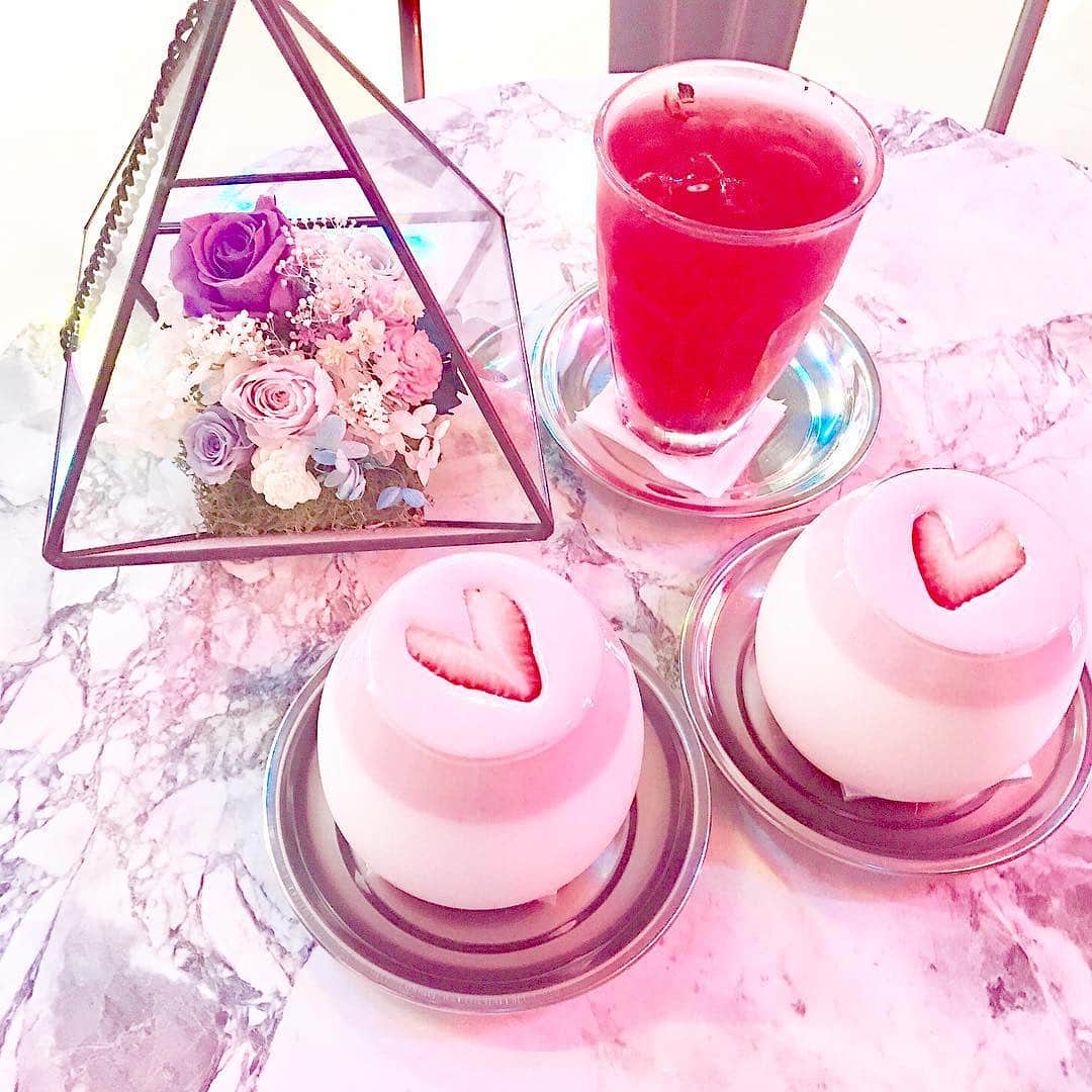 Tastimeのインスタグラム：「. ピンクが映えるオシャレな台北のカフェ💗 自由溫室 Liberbox🦄 新北市永和區水源街21巷2號 12pm〜9pm Photo by @wei_wenping @yu.860424 @ellen_chiu」