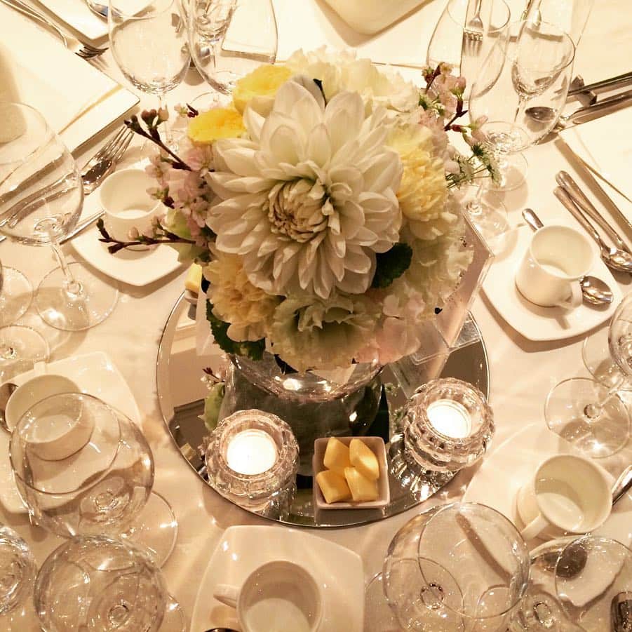ONE WISH WEDDINGのインスタグラム：「. 結婚式のテーブルの装花はどうするか。 この季節はホワイトメインに桜もチラリもgood 🌸可愛い😍 . . #プチギフト #サンクスギフト #ウェディング #ウェディングアイテム #かわいいは正義 #結婚式 #カジュアルウェディング #二次会 #結婚式準備 #結婚式演出#結婚式コーデ #プレ花嫁 #日本中のプレ花嫁さんと繋がりたい #全国のプレ花嫁さんと繋がりたい #新郎新婦 #2019春婚 #2019夏婚 #2019秋婚 #2019冬婚#2019wedding #披露宴 #卒花嫁 #卒花#花嫁 #お見送り#happywedding #おしゃれ #ウェルカムスペース」