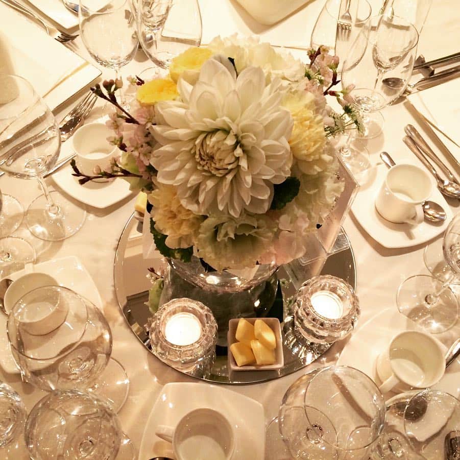 ONE WISH WEDDINGさんのインスタグラム写真 - (ONE WISH WEDDINGInstagram)「. 結婚式のテーブルの装花はどうするか。 この季節はホワイトメインに桜もチラリもgood 🌸可愛い😍 . . #プチギフト #サンクスギフト #ウェディング #ウェディングアイテム #かわいいは正義 #結婚式 #カジュアルウェディング #二次会 #結婚式準備 #結婚式演出#結婚式コーデ #プレ花嫁 #日本中のプレ花嫁さんと繋がりたい #全国のプレ花嫁さんと繋がりたい #新郎新婦 #2019春婚 #2019夏婚 #2019秋婚 #2019冬婚#2019wedding #披露宴 #卒花嫁 #卒花#花嫁 #お見送り#happywedding #おしゃれ #ウェルカムスペース」2月13日 17時27分 - tietheknot_wedding