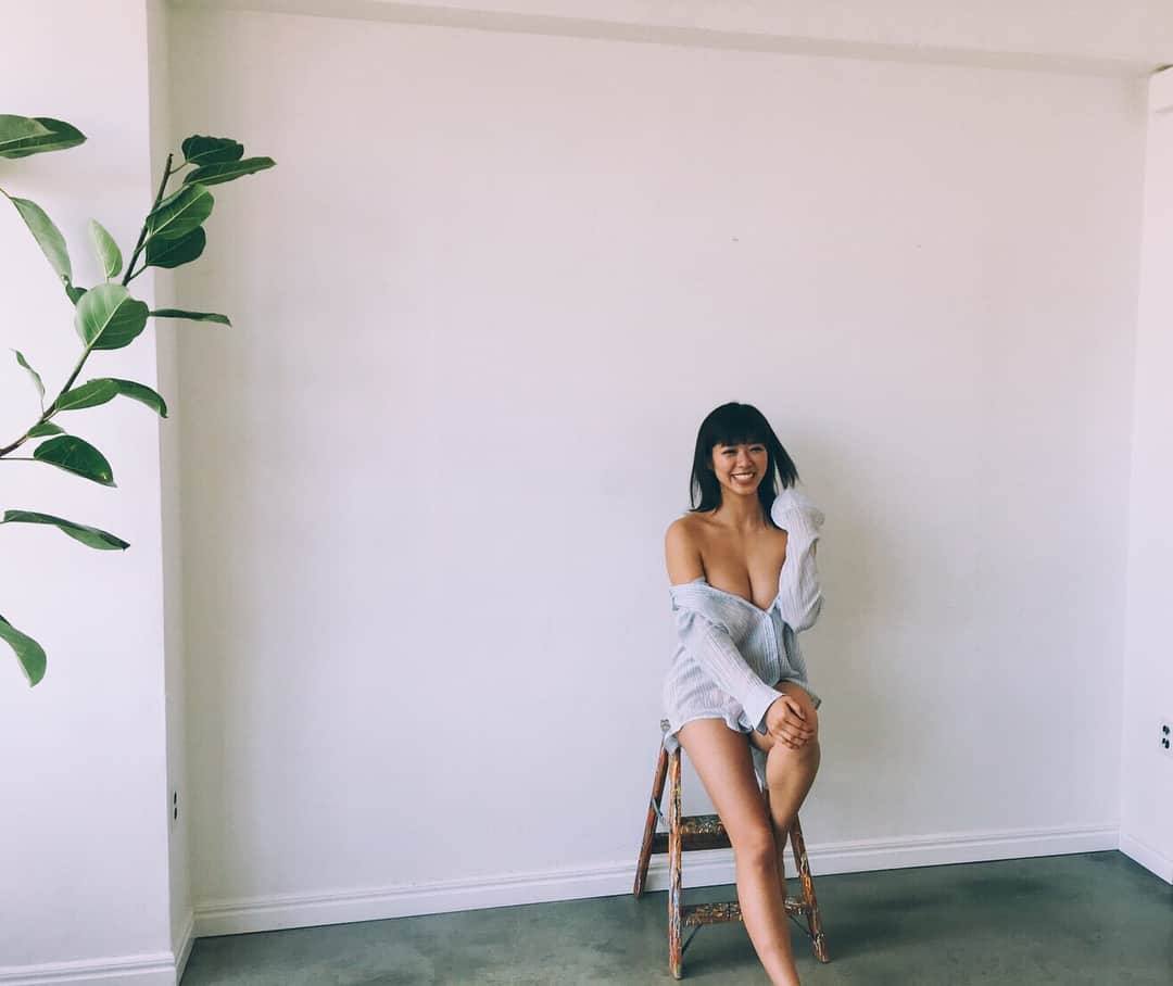 わちみなみのインスタグラム：「本日発売FLASHの巻頭グラビア掲載していただきました✨ . 学生最後の新撮グラビアらしいです🙈ちょっと寂しい . 学生らしさはないけど最後なので是非みてください☺︎ . インスタがテーマで可愛らしい雰囲気で撮っていただきました！すごくかわいいスタジオ、衣装メイクの雰囲気もみてね😄 ^_^ 終始インスタ映えしているかみんなで気にしていました笑 . 楽しかったなあ💗💗 他のオフショットはツイッターに載せます☺︎☺︎ . #わちち #わちみなみ #FLASH #グラビア #インスタ映え #映え #映えてる ？」