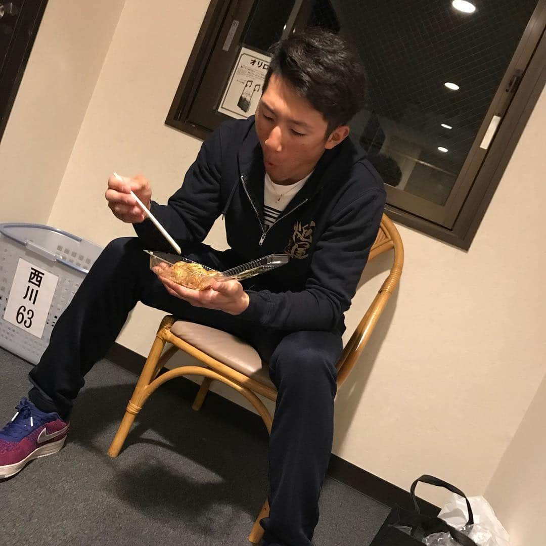 美間優槻のインスタグラム：「たこ焼きを食べてるチャラ男西川⭐️ 星とたこ焼きには敏感です❗️ #たこ焼き#ビリケン#日南#付き添い」