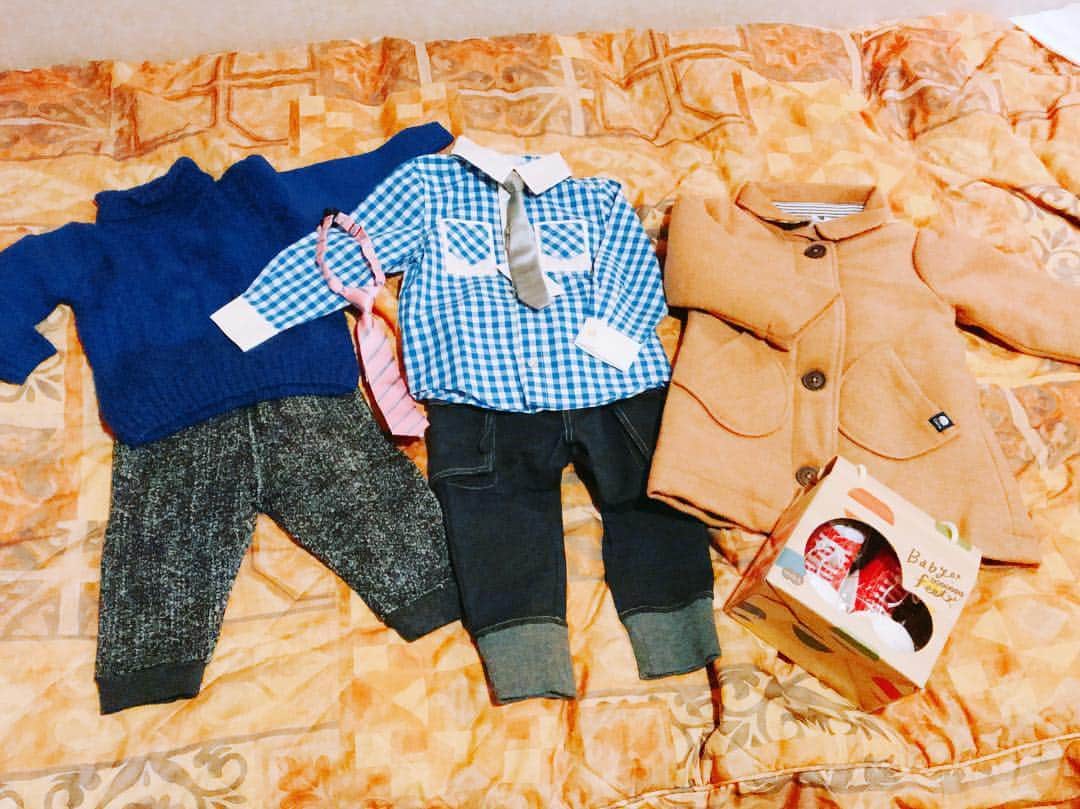 堀畑裕也のインスタグラム：「オフの日に一人で服を買いに行った結果、、、 自分のものは1つも無く、全て子供の服でした😍 着せるの楽しみ☆ #こどもふく #babyfeet #corva」
