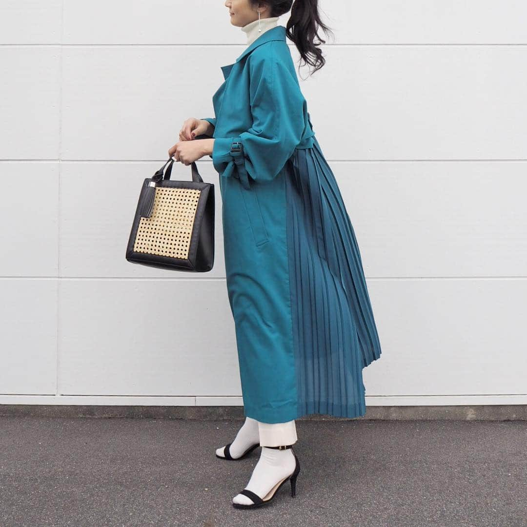 yoko178loveさんのインスタグラム写真 - (yoko178loveInstagram)「#coordinate . .  @amerivintage  トレンチコート❥❥ . 鮮やかなターコイズブルー 風になびくバックプリーツ 心惹かれずにはいられません✨ . . #トレンチコート#amerivintage #アメリヴィンテージ #bag #zara #無印良品 #deuxiemeclasse #handm #春コーデ」2月13日 20時30分 - yoko178love