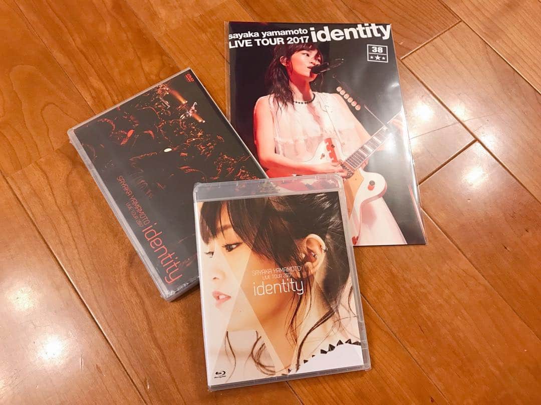 山本彩さんのインスタグラム写真 - (山本彩Instagram)「ひと足お先に☺️🎧 . #identity #ツアー #dvd #2/16発売」2月13日 20時47分 - sayaka__714