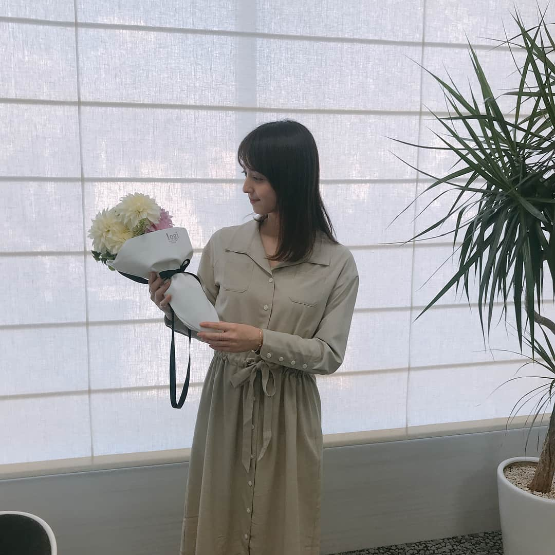 佐々木希さんのインスタグラム写真 - (佐々木希Instagram)「お花頂きました💐✨ 本日は朝からずっと頭をフル回転。 家に帰ったら お花を飾って癒されたいと思います❤︎ 私服のワンピース、 是非アンティミテのサイトを覗いてみてくださいませ。  #iNtimité #iNtimite #アンティミテ #ワンマイルウェア #メイドインジャパン #MADEINJAPAN ↓iNtimité公式ホームページ http://intimite.jp/」2月13日 21時08分 - nozomisasaki_official