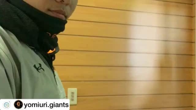 阿部智帆のインスタグラム：「坂本選手、ありがとうございました🙇‍♂️✨ . 実はステージ登場後 「みんなにちゃんと声が聞こえないから、少しBGMの音下げてくれる？」とファンのみなさんを気遣うひと言もありました😇 さすが、優しく頼れるキャプテンですね✨ . うっとりと幸せそうな女性ファンのみなさんの表情を見られて、私もとっても嬉しかったです😊 #giants#坂本勇人 選手#逆チョコ#バレンタイン #宮崎キャンプ#イベント#司会」