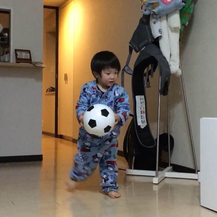 増嶋竜也のインスタグラム：「意外にセンスあるな  #夜トレーニング #サッカー選手になるか #パワフルな2歳児」