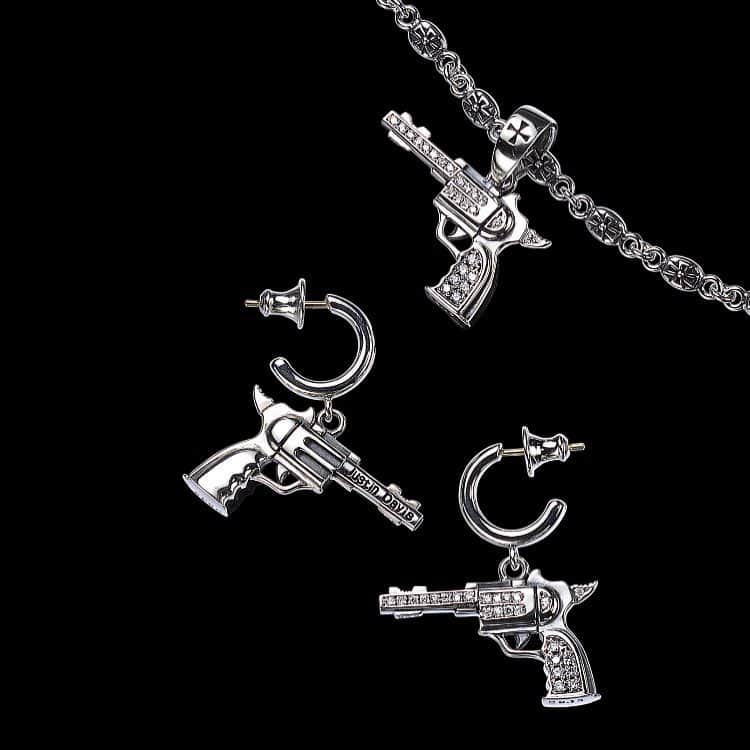 ジャスティンデイビスさんのインスタグラム写真 - (ジャスティンデイビスInstagram)「. “SEX PISTOL” . #justindavis #silverjewelry #pistol #diamond #pendant#earrings #ジャスティンデイビス」2月13日 21時57分 - justindavis_jewels