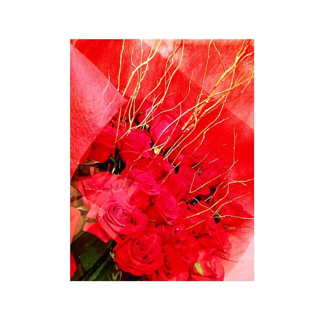 比留川游のインスタグラム：「My parents gave me the roses🌹 Thank you for everything💋💋💋💋💋💋💋💋💋💋💋💋」