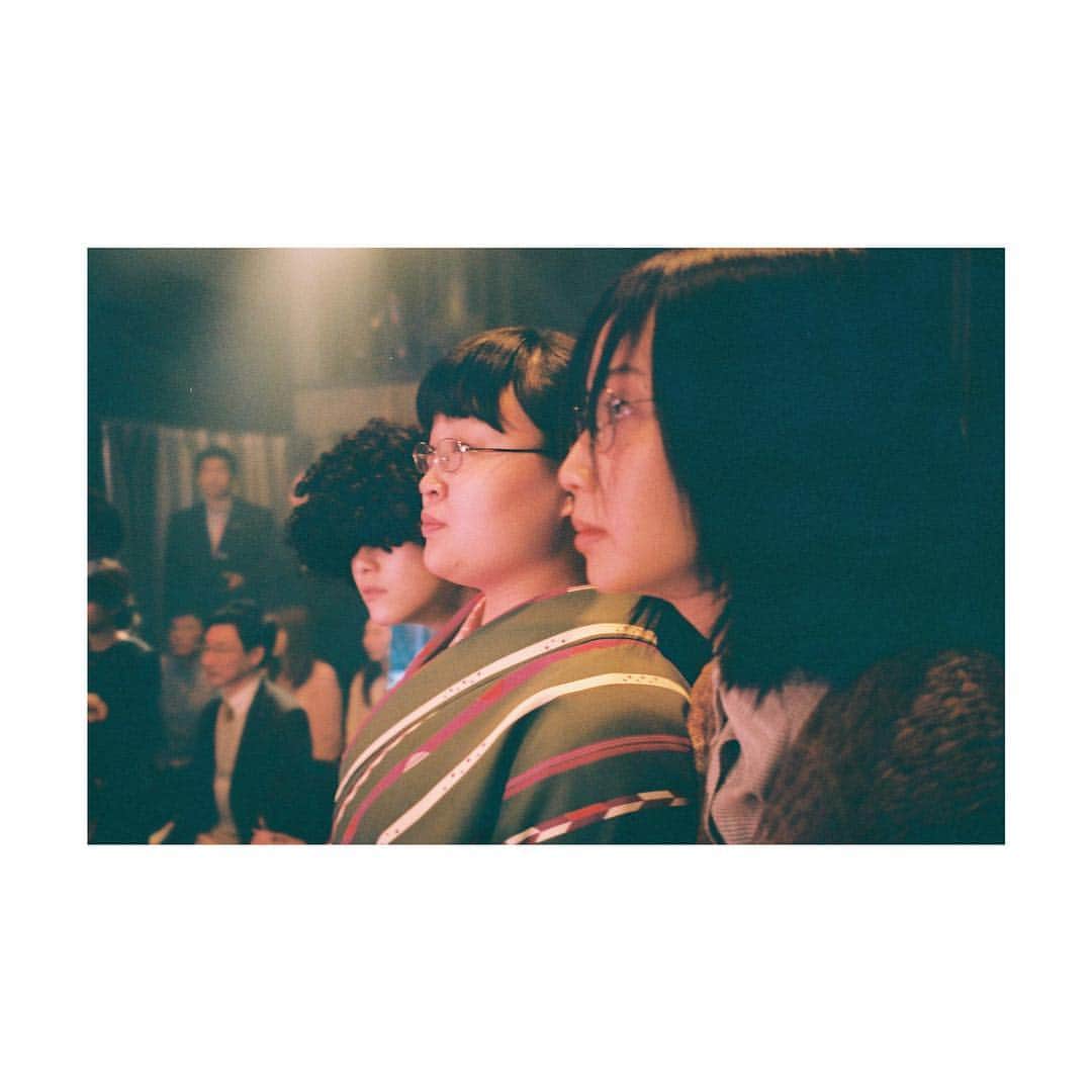 芳根京子さんのインスタグラム写真 - (芳根京子Instagram)「かき氷 次はお供させてください〜  まややさんを見守る 尼〜ず。  おやすみ。  #film #海月姫」2月14日 0時52分 - yoshinekyoko