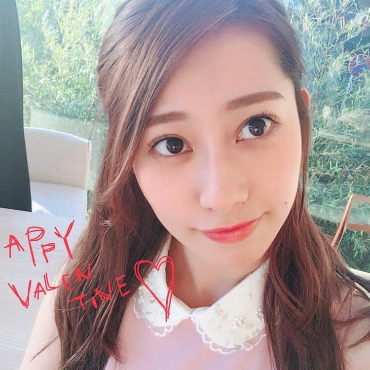 桜井玲香のインスタグラム：「バレンタイン💕💕 今年もあま〜い1日にしてね。 予定なかったら…私の写真集と一緒に過ごしてくれてもいいんだよ💓」